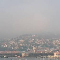 Današnji pogled s pomola Bandiera proti Krasu (SPLETNA KAMERA VEDETTA.ORG)