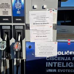 Na nekaterih bencinskih servisih v Sloveniji so točenje sprva omejili na 30 litrov, nato pa na 28 ali 27 (FOTODAMJ@M)