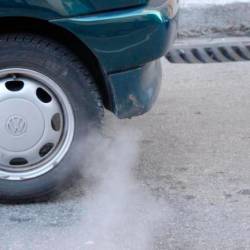 Dušikov dioksid povzročajo tudi avtomobili (ARHIV)
