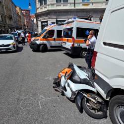 Na Korzu Italija trčila skuter in dostavno vozilo