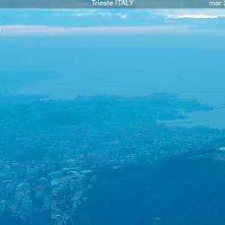 Zamegljeni pogled na Tržaški zaliv ob 17. uri (SPLETNA KAMERA RADIO PUNTO ZERO)