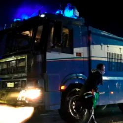 Policisti so uporabili tudi vodni top (ANSA)