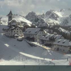 V gorskem svetu prevladuje sončno vreme, na sliki Višarje danes ob 13.15 (IOSONOFRIULIVENEZIAGIULIA)