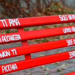 Rdeča klop je simbol boja proti nasilju nad ženskami (ARHIV)