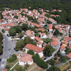 Pohodnik se je poškodoval med Trebčami (na sliki) in Gropado, slika je simbolna