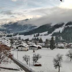 Forni di Sopra danes ob 15. uri. Marsikje v gorah se je po včerajšnjem sneženju nabrala kar debela snežna odeja (SPLETNA KAMERA METEO.FVG.IT)