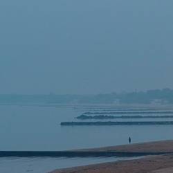 V nižjih slojih se te dni zadržuje zelo vlažen zrak, na fotografiji megleno vreme v Lignanu Sabbiadoru (SPLETNA KAMERA LIGNANOSABBIADORO)