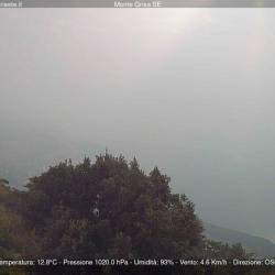 Današnji megleni pogled na Tržaški zaliv ob 13. uri (SPLETNA KAMERA CISAR)