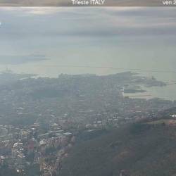 Od jugozahoda že priteka občutno bolj vlažen zrak, na fotografiji Tržaški zaliv ob 13.15 (SPLETNA KAMERA RADIO PUNTO ZERO)