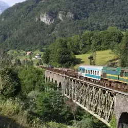 Oseumljenec je na Bohinjski progi poškodoval signalizacijo in tirno infrastrukturo