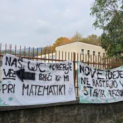S transparenti so dijakinje in dijaki liceja Slomšek opozarjali na protest (FOTODAMJ@N)