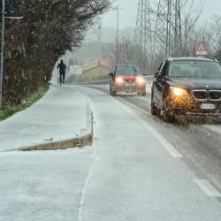 Sneg se ponekod oprijema cestišča (FOTODAMJ@N)