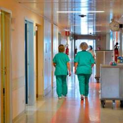 Na rednih covidnih oddelkih bolnišnic v FJK se zdravi 426 bolnikov s covidom-19 (ARHIV)