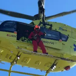 Pogrešana turna smučarja so uspešno rešili s helikopterjem (fotografija je simbolična)