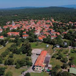 Na Krasu se bodo proti koncu prihodnjega tedna najnižje nočne temperature spustile pod 10 stopinj Celzija, na fotografiji Bazovica (FOTODAMJ@N)