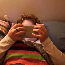 V Italiji je vsak četrti najstnik oz. najstnica žrtev nasilnega obnašanja, za vsakega tretjega/tretjo pa partner oz. partnerka ugotavlja prisotnost v določenem kraju s pomočjo preverjanja geografskega položaja (ANSA)