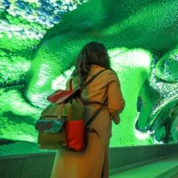 Na stometrskem ekranu se vrtijo barvane podobe v ziredno visoki ločljivosti