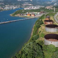 Območje nekdanje rafinerije Aquila, kjer naj bi nastal madžarski tovorni terminal