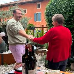 Žrtvi poplav Quirin Kuhnert in Guerrina Skocaj med nedavnim praznikom, ki so ga sosedje priredili na dvorišču pred njunim domom (CHIARA PANZERA)