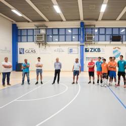Filip Hlede nagovarja goste in igralce SloVolleyja (TIBALDI)