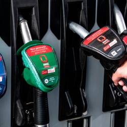 Točenje goriva, fotografija je simbolična (PETROL)