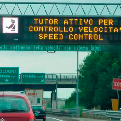 Na italijanskih avtocestah so sekcijsko merjenje hitrosti (safety tutor) uvedli med letoma 2004 in 2005 (ANSA)