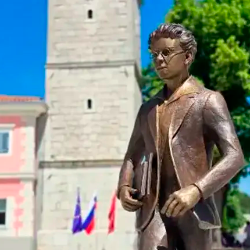 Srečko Kosovel je junija lani na sežanskem Trgu osvoboditve dobil nov kip (FOTODAMJ@N)