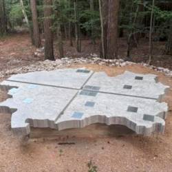 Nad vasjo Jasen, natančneje za hribom Ahec, se namreč nahaja geometrično središče občine (OBČINA ILIRSKA BISTRICA)