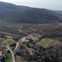 Zemljišča v okolici Medjevasi, v ospredju je nogometno igrišče, ki spada med predmete dogovora