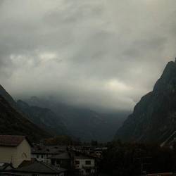 Pod udarom bodo zlasti Karnijske predalpe, opozarja civilna zaščita iz FJK, na fotografiji Cimolais (SPLETNA KAMERA BIT LINE)