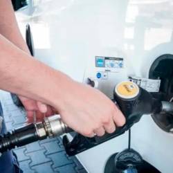 Točenje dizelskega goriva (ARHIV)