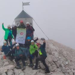 Skupinska slika ob Aljaževem stolpu, na njej InPlaninci 9. avgusta lani (IN PLANINEC/FACEBOOK)