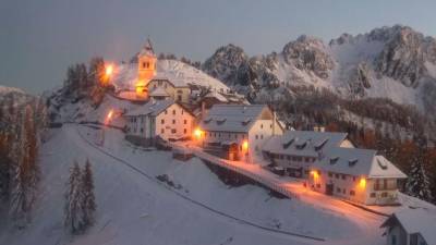 Višarje je ponoči ob prehodu solidne hladne vremenske fronte spet pobelil sneg (SPLETNA KAMERA PROMOTURISMO.FVG)