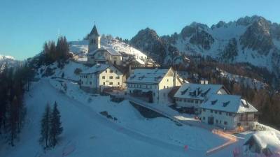 V gorah se je že razjasnilo, na Višarjah je ob 15. uri meteorološka opazovalnica deželne agencije za okolje Arpa namerila +2,7 stopinje Celzija (SPLETNA KAMERA PROMOTURISMO.FVG)