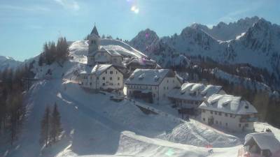 Višarje so prekrite z debelo snežno odejo (SPLETNA KAMERA PROMOTURISMO.FVG)