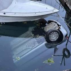 Avtomobil je končal v morju pod pomolom, voznik in potniki so iz njega zlezli sami