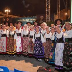 Folklorna skupina na prizorišču (TIBALDI)