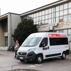 Mobilna pisarna za popis pred občinskim uradom službe za inovacijo (OBČINA TRST)