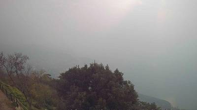 Današnji megleni pogled na Tržaški zaliv ob 13. uri (SPLETNA KAMERA CISAR)