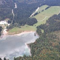 Pogled na zgornje Belopeško jezero, kamor so s helikopterjem prepeljali ponesrečenca