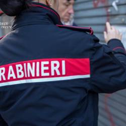 Karabinjerji pred zaprtim masažnim salonom (KARABINJERJI)