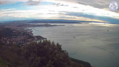 Pogled na Tržaški zaliv danes ob 13.30 (SPLETNA KAMERA CISAR)