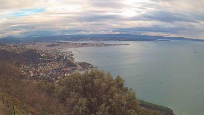 Pogled na Tržaški zaliv danes ob 16. uri (SPLETNA KAMERA CISAR)