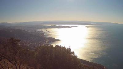 Današnji pogled na Tržaški zaliv ob 12.30, zapihala je burja in temperature se spuščajo (SPLETNA KAMERA CISAR)