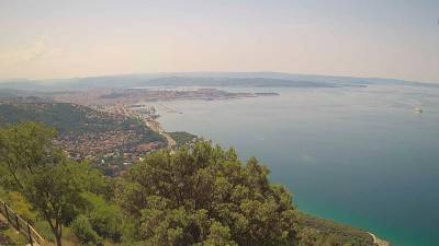 Pogled na Tržaški zaliv danes ob 11. uri, v Trstu so danes zabeležili že tretjo zaporedno tropsko noč (SPLETNA KAMERA CISAR)