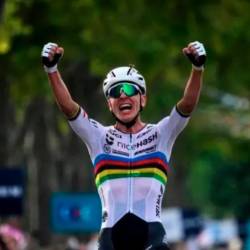 Tadej Pogačar je po svetovnem naslovu osvojil še naslov evropskega prvaka (JEFF PACHOUD / ANSA)