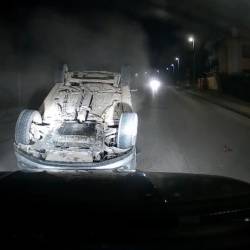 Avtomobil je med begom pred karabinjerji pristal na strehi (KARABINJERJI)