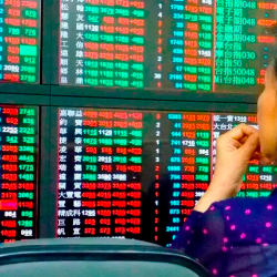 Cena nafte se je v Singapurju dvignila nad 110 dolarjev za 159-litrski sod (ANSA)