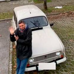 Bivši predsednik Pahor s svojo katro, ki jo prodaja za dobrodelen namen (FACEBOOK/ZAJEM ZASLONA)