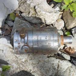 Nevaren predmet je ležal na kamnitem nasutju obcestnega parkirišča pri Mali Pristavi (PGD POSTOJNA)